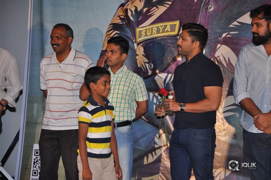 Army-People-Watching-Naa-Peru-Surya-Naa-illu-India-Movie-Photos